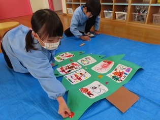 サンタさんへの手紙を作っている子どもたちの写真