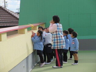 サンタさんへ呼び掛ける子どもたちの写真