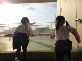 手紙を見付けた子どもたちの写真