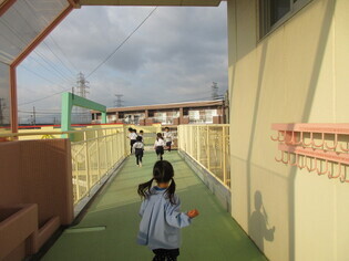 手紙を見付けた子どもたちの写真