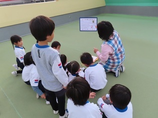 サンタさんからの手紙を読んでいる子どもたちの写真