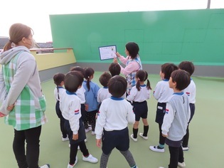 サンタさんからの手紙を読んでいる子どもたちの写真