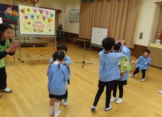 誕生会に参加している子どもたちの写真