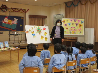 誕生会に参加している子どもたちの写真