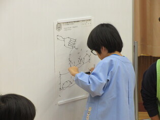 誕生会に参加している子どもたちの写真