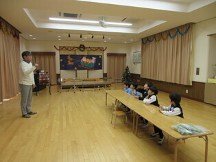 囲碁で遊んでいる子どもたちの写真