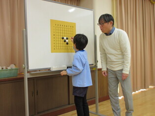 囲碁で遊んでいる子どもたちの写真
