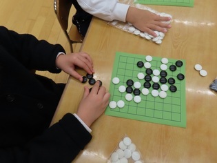 囲碁で遊んでいる子どもたちの写真