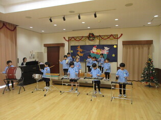 合奏をしている子どもたちの写真