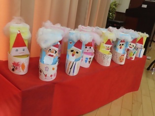 子どもたちが作ったクリスマス飾りの写真