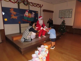 サンタクロースと会った子どもたちの写真