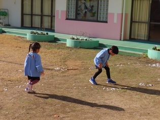 サンタさんのとおった道を見付けた子どもたちの写真