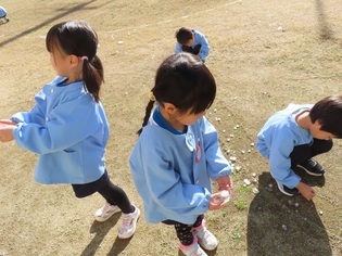 サンタさんのとおった道を見付けた子どもたちの写真