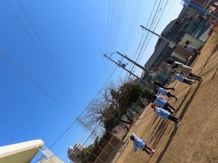 サンタさんのとおった道を見付けた子どもたちの写真