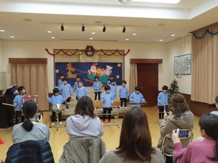 ミニコンサートをしている子どもたちの写真