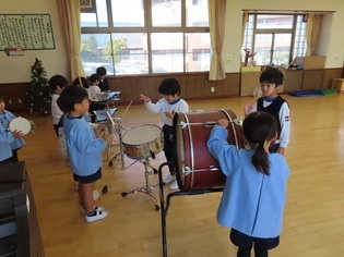 楽器遊びをしている子どもたちの写真