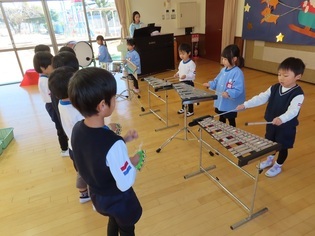 楽器遊びをしている子どもたちの写真
