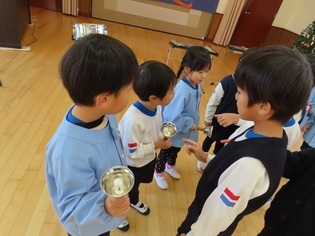 楽器遊びをしている子どもたちの写真