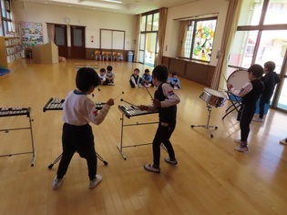楽器遊びをしている子どもたちの写真