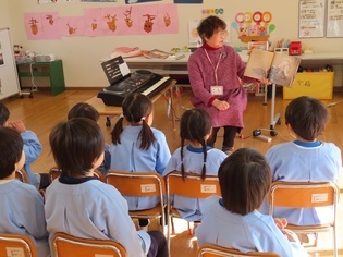 歌って遊ぼうに参加している子どもたちの写真