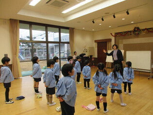 終業式に参加している子どもたちの写真