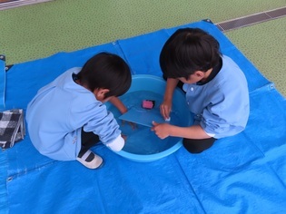 持ち物を洗い、片付けている子どもたちの写真