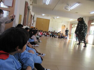 獅子舞演武を見ている子どもたちの写真