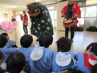 獅子舞演武を見ている子どもたちの写真