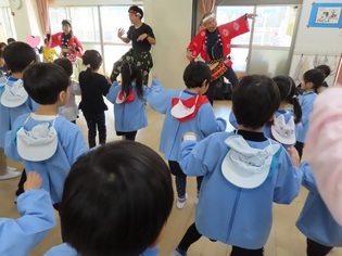 獅子舞体操をしている子どもたちの写真