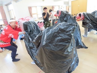 獅子舞を演じている子どもたちの写真