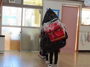 獅子舞を演じている子どもたちの写真