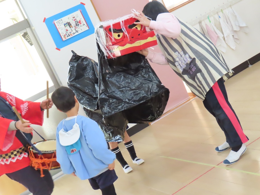 獅子舞を演じている子どもたちの写真