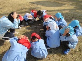 地震の避難訓練をしている子どもたちの写真