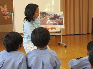 震災のつどいに参加している子どもたちの写真