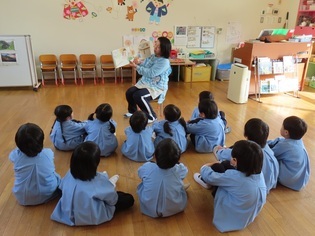 震災の絵本を見ている子どもたちの写真