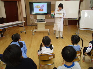 食育指導を受けている子どもたちの写真