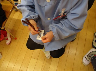 食育指導を受けている子どもたちの写真