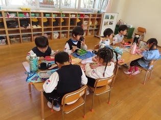 弁当を食べている子どもたちの写真