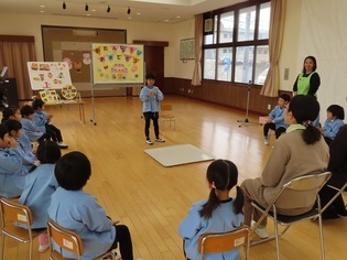 こま回しをしている子どもの写真