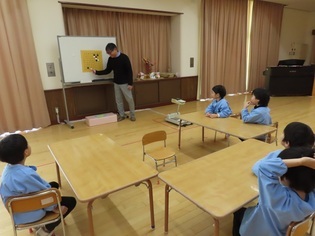 囲碁で遊んでいる子どもたちの写真