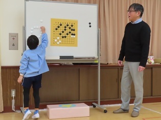 囲碁で遊んでいる子どもたちの写真