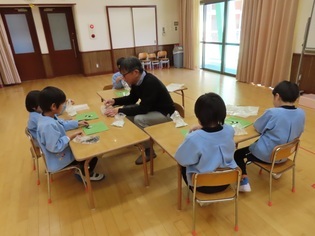 囲碁で遊んでいる子どもたちの写真
