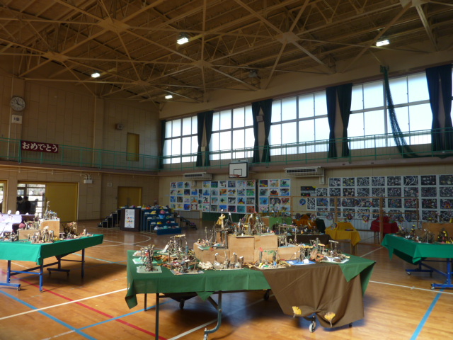 立体と平面の作品を展示しています。