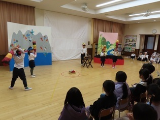 小学生に発表を見てもらっている子どもたちの写真