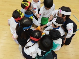 力を合わせている子どもたちの写真