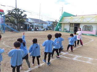 豆まきをしている子どもたちの写真