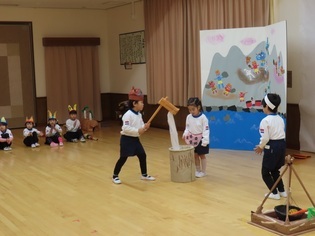 ももたろうのお話を発表している子どもたちの写真