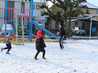 雪遊びをしている子どもたちの写真