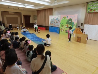 保育園の友達にももたろうごっこを見てもらっている子どもたちの写真