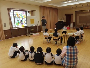 囲碁で遊んでいる子どもたちの写真